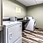 La Quinta Inn & Suites by Wyndham Cleveland - Airport North