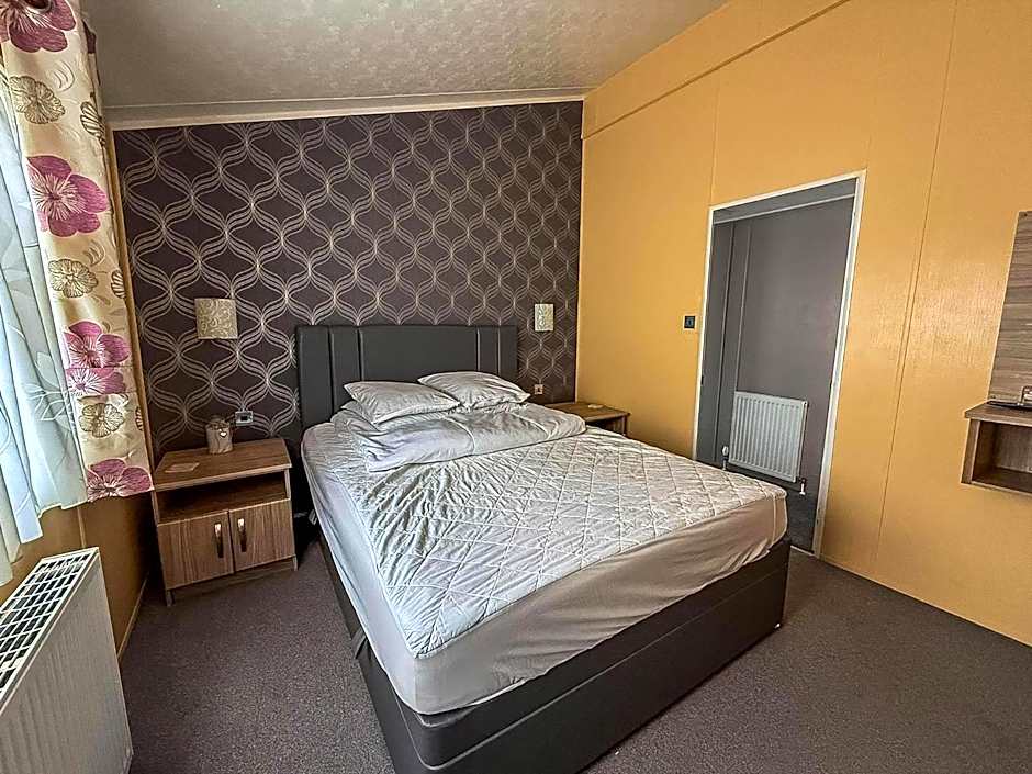 Stunning Lodge With Decking At Oaklands Holiday Park In Essex Ref 39017Rw