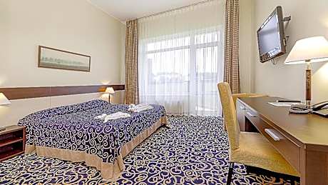 Single Room with Medical Spa Treatment Program - Maxi