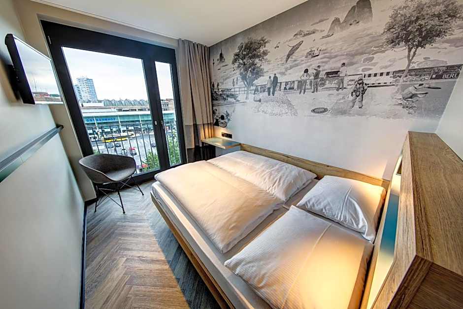 Schulz Hotel Berlin Wall at the East Side Gallery