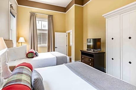 Double Queen Suite with Balcony - Disability Access