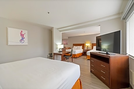 Suite - 3 Queen Beds Non-Smoking Family Room Microwave And Refrigerator Wi-Fi Full Breakfast