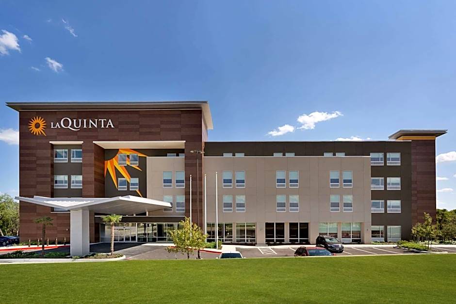 La Quinta Inn & Suites by Wyndham San Antonio Seaworld LAFB