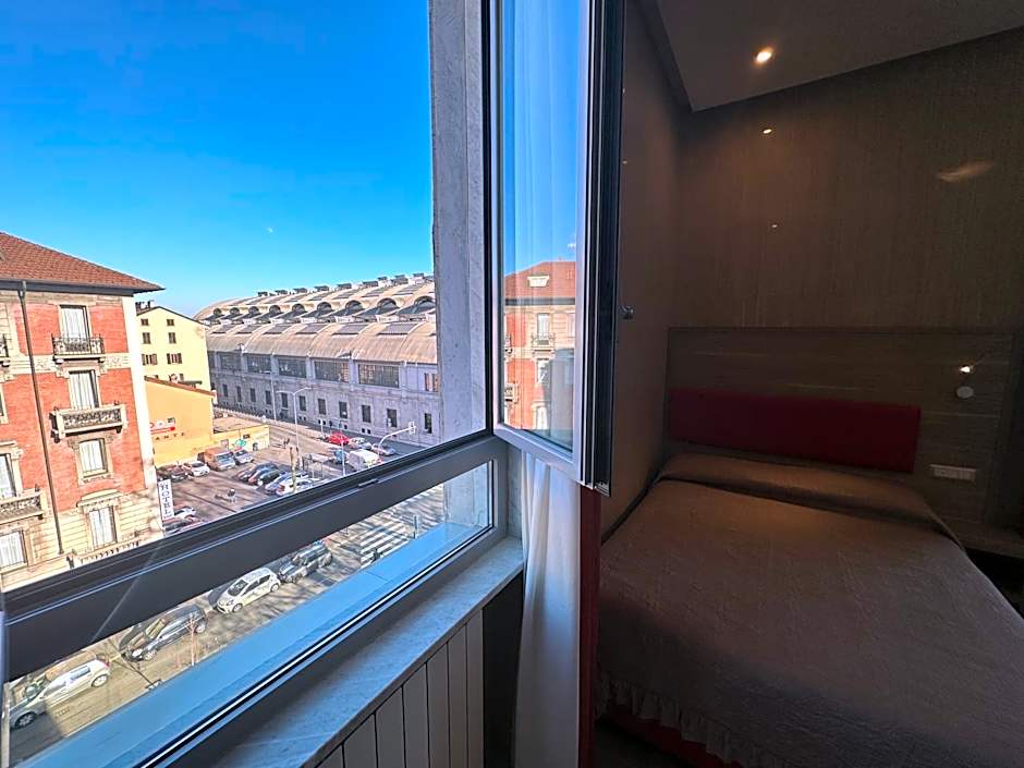 Hotel Midway