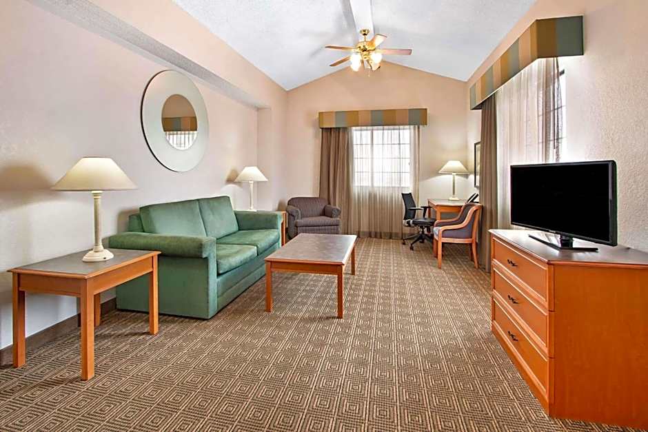 La Quinta Inn & Suites by Wyndham Albuquerque Airport