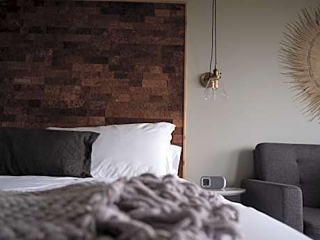 Deluxe Pool Studio - Pet Friendly