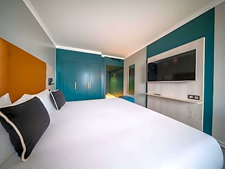 Superior Room with 1 King Size bed and sofa, City View