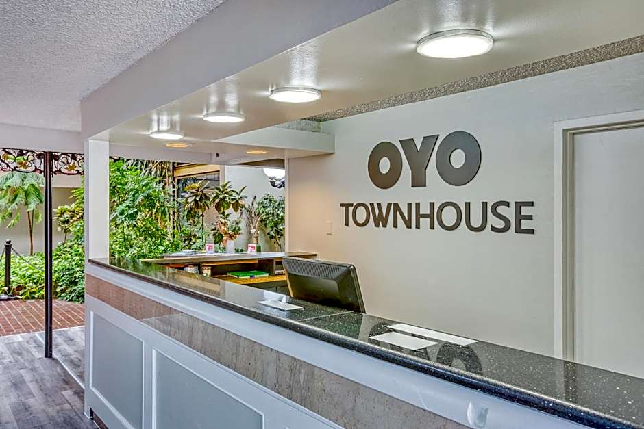 OYO Townhouse Tulsa Woodland Hills