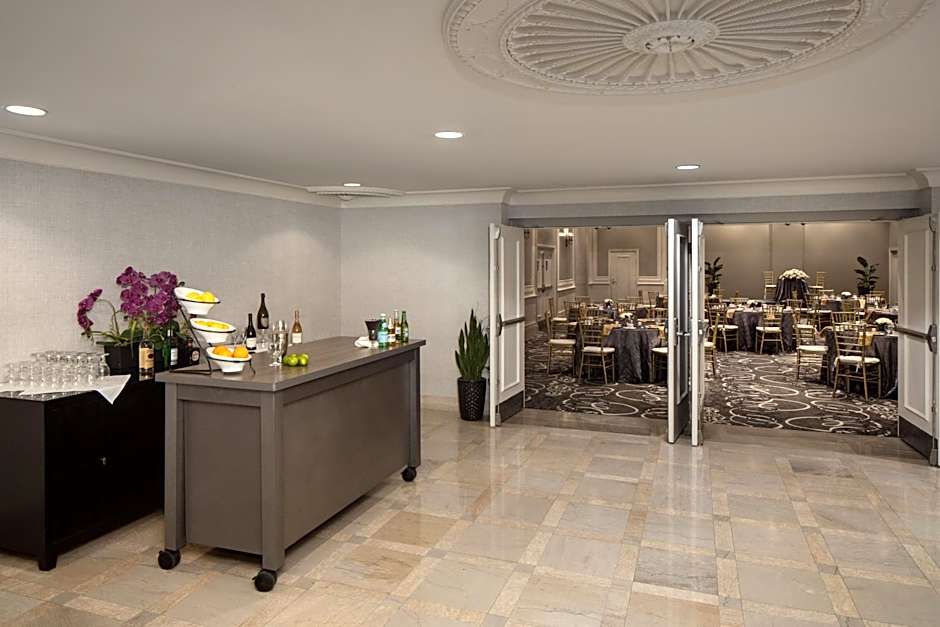 DoubleTree Suites by Hilton Hotel Detroit Downtown - Fort Shelby