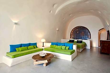 Honeymoon Suite with Caldera View