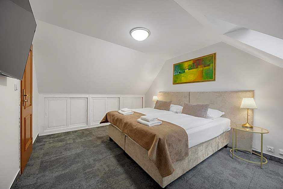 Hotel Reverie - Dependance, Check-in at Metropolitan Star