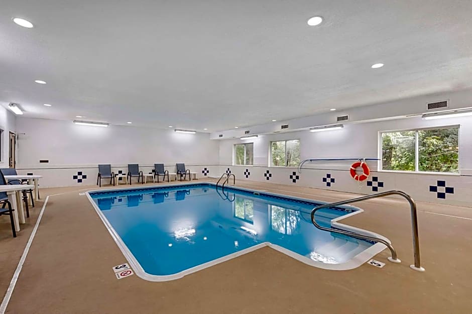 Comfort Inn & Suites East Moline near I-80