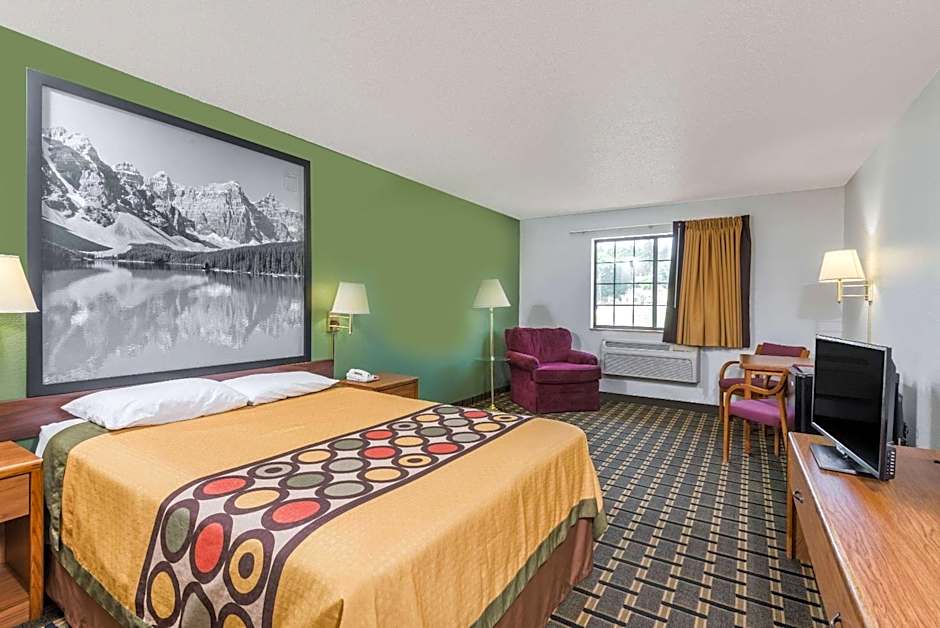 Super 8 by Wyndham Coshocton Roscoe Village