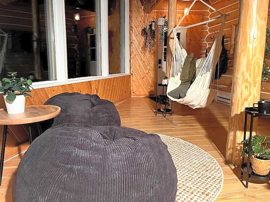 Golden Cabin - Hot Tub - Games Barn - Theatre
