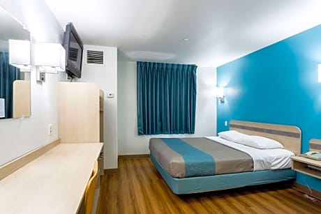 Queen Room - Disability Access - Non-Smoking