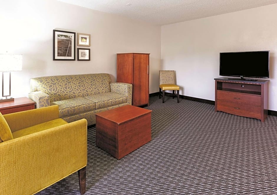 La Quinta Inn & Suites by Wyndham Miami Airport East