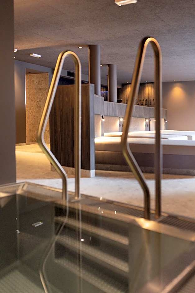 Aparthotel Familiaris - Family Apartments - Pools & Spa in Dolomites