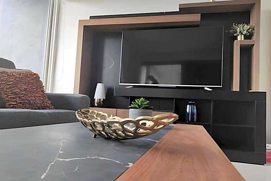 Monyxbnb at Zoho Skies