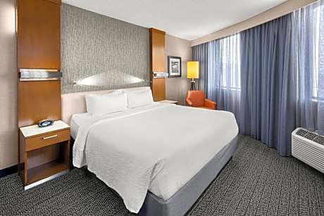 King Room with Adapted Tub - Mobility and Hearing Accessible