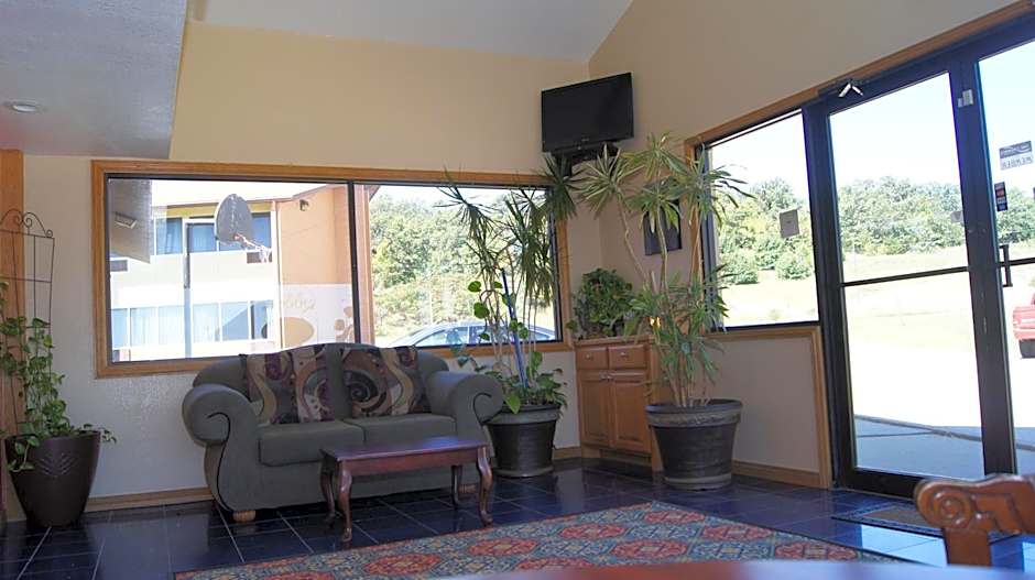 Holiday Lodge & Suites