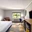 Days Inn and Suites by Wyndham Kansas City South