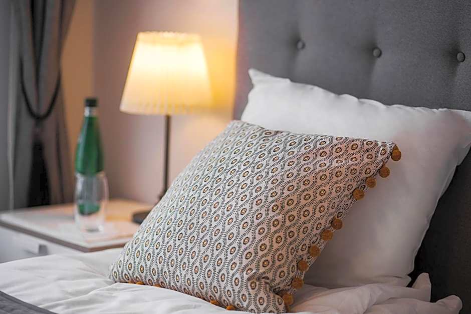 Six Suites, Old Town