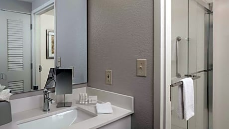 QUEEN / QUEEN GUEST ROOM