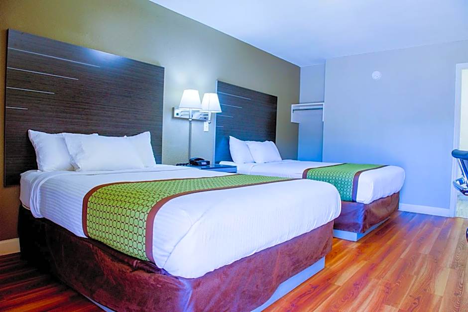 Photo 1 of 4 of 2 Queen Beds, Accessible, Bathtub, Nonsmoking