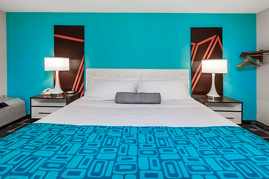 Howard Johnson by Wyndham Romulus Detroit Metro Airport