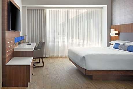 Delta Pantry Access, 1 Bedroom Executive Suite, 1 Queen