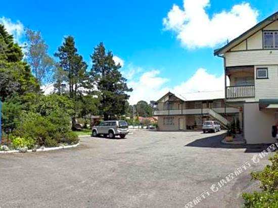 Three Explorers Motel