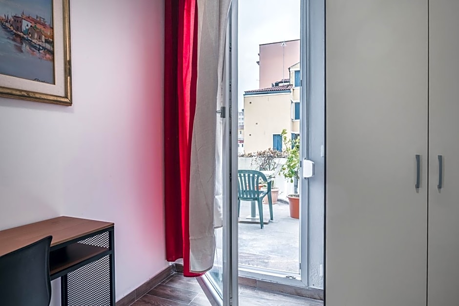 Bulldog Station Apartments with private WC, AC, TV