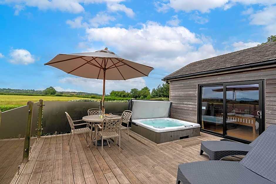 Tor Farm Lodges - Private Hot Tubs, Shared Seasonal Outdoor Pool, Dog Friendly