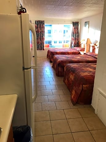  Three Double Beds with Balcony/Kitchette