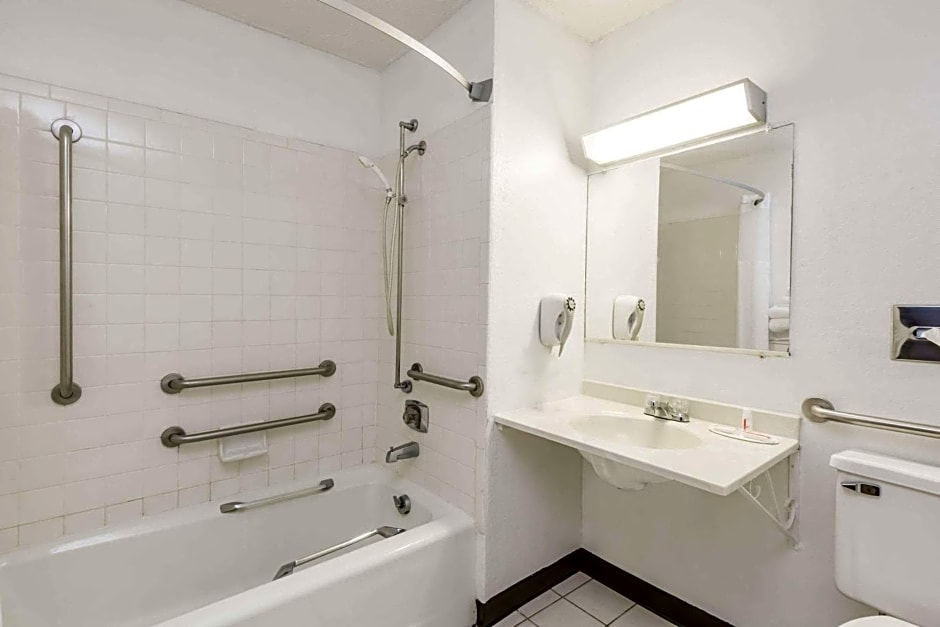Super 8 by Wyndham Bloomington Normal