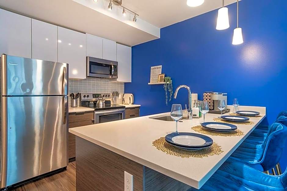 Paid Garage Parking- King Bed-balcony Wd 55" Tv