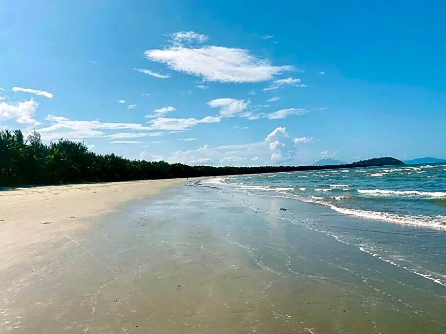 WanderLust - Little Slice of Heaven on Macrossan Str