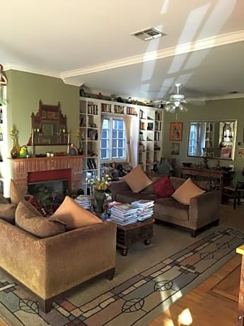 Elaine's Hollywood Bed & Breakfast