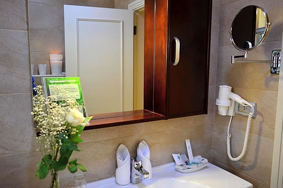 Comfort Hotel Suites