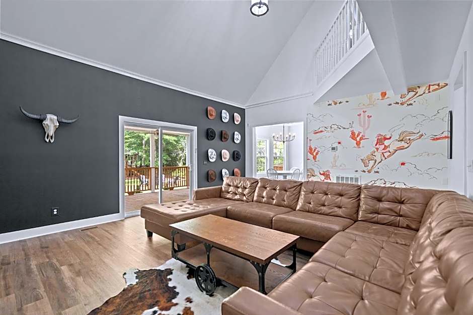 Grandma's Farm on 6 acres with Lighted Barn and River Access