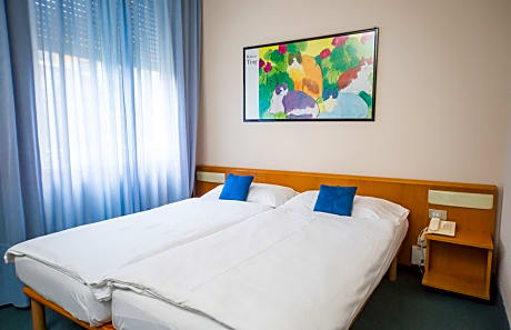 Comfort room without balcony