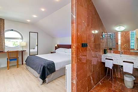 King Suite with Spa Bath and spa access