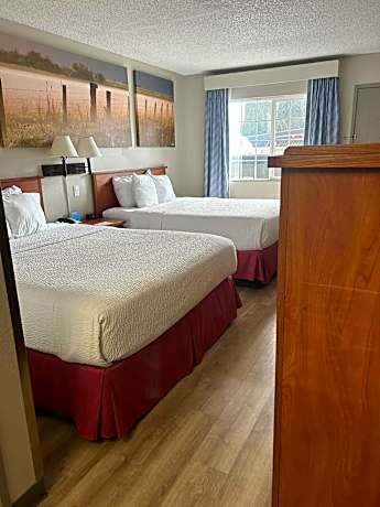 Queen Room with Two Queen Beds - Non-Smoking