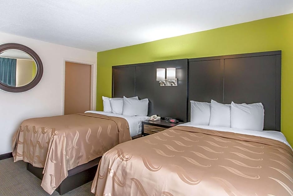 Quality Inn Hinesville - Fort Stewart Area, Kitchenette Rooms - Pool - Guest Laundry