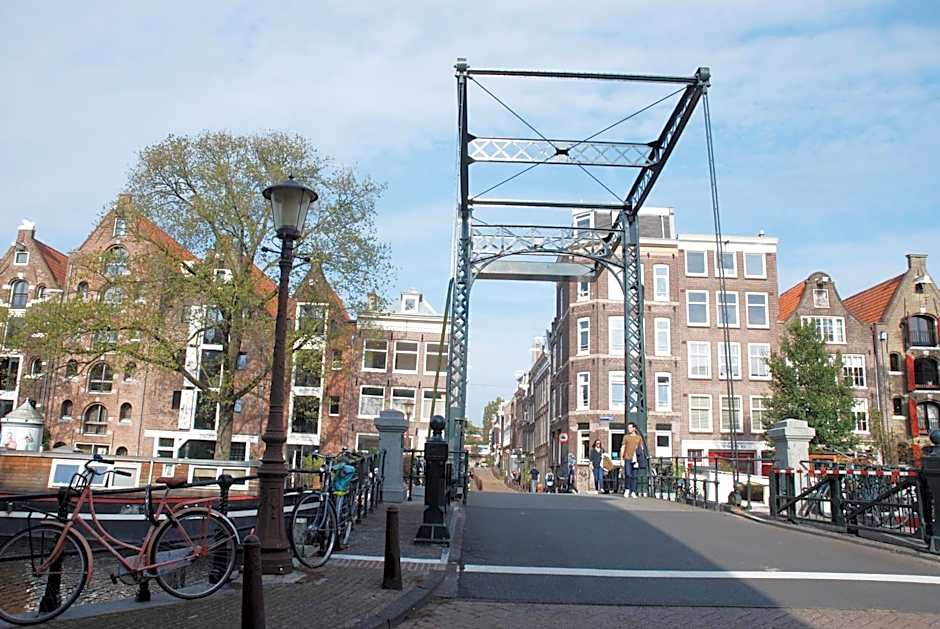 hip & stylish apartment in center, near trainstation, 15 min walk