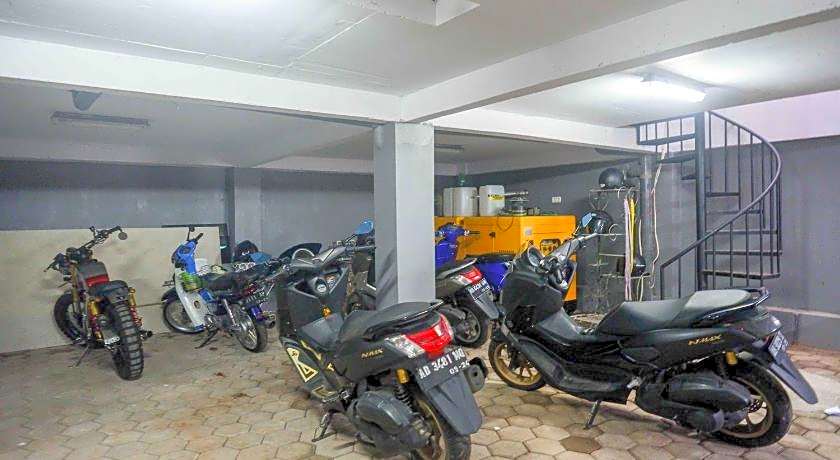 RedDoorz Plus near Patung Kuda Undip