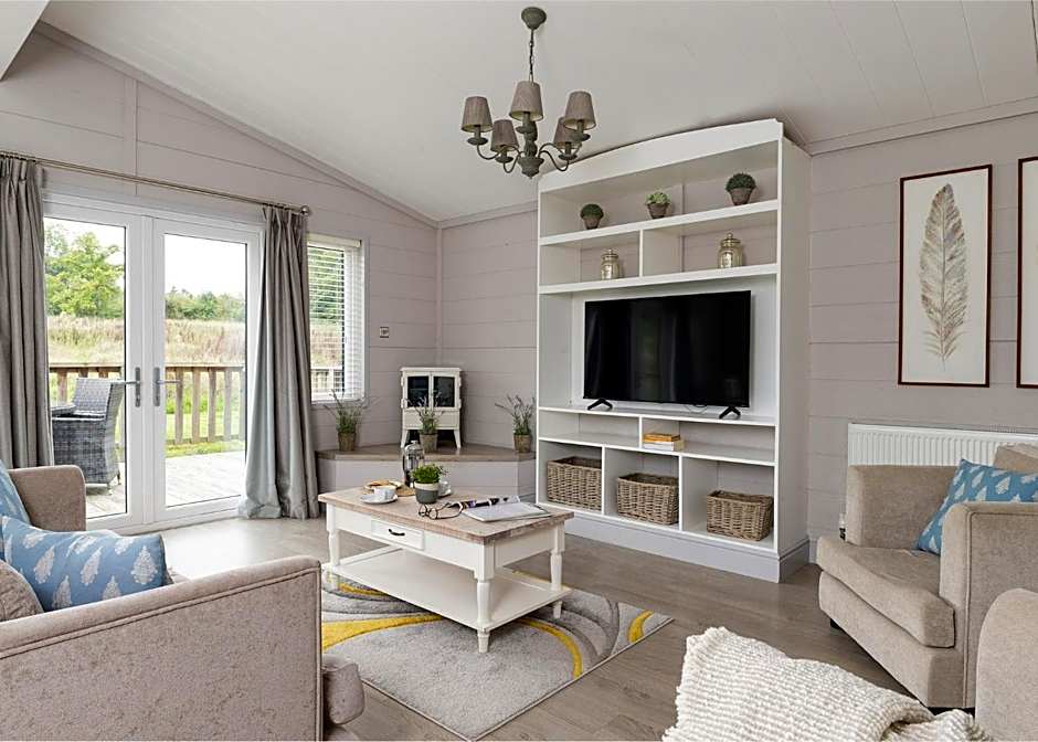 Cherry Bird Lodge Escape