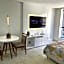 Suíte luxo com tela de cinema no América Towers Studio Residence