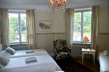 Economy Quadruple Room with Shared Bathroom