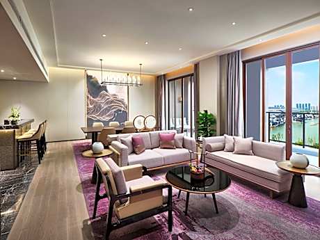 1 King Junior Suite Additional Living Area